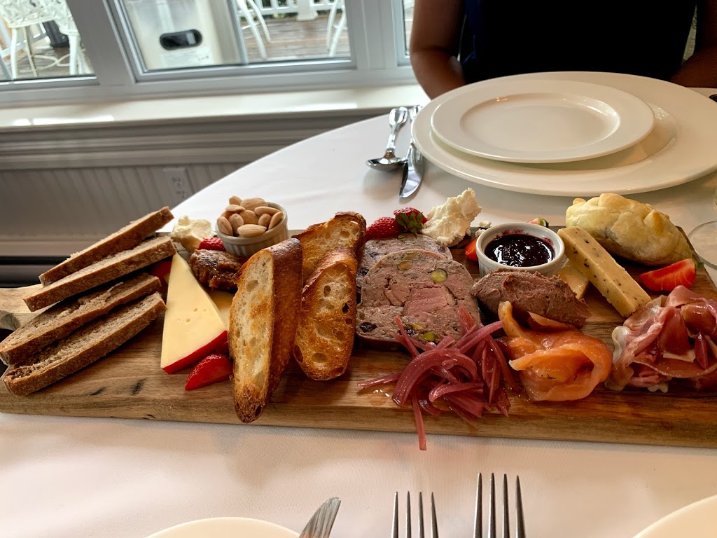 White Gate Inn & Restaurant | 28 Pleasant St, Chester, NS B0J 1J0, Canada | Phone: (902) 275-4400