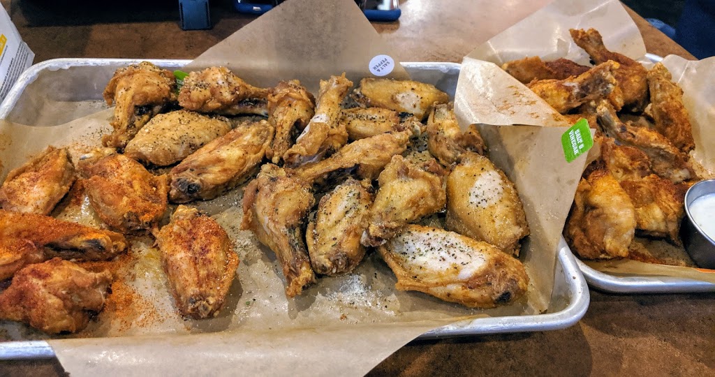 Buffalo Wild Wings | 425 Southdale Rd W #3, London, ON N6P 1M7, Canada | Phone: (519) 680-2828