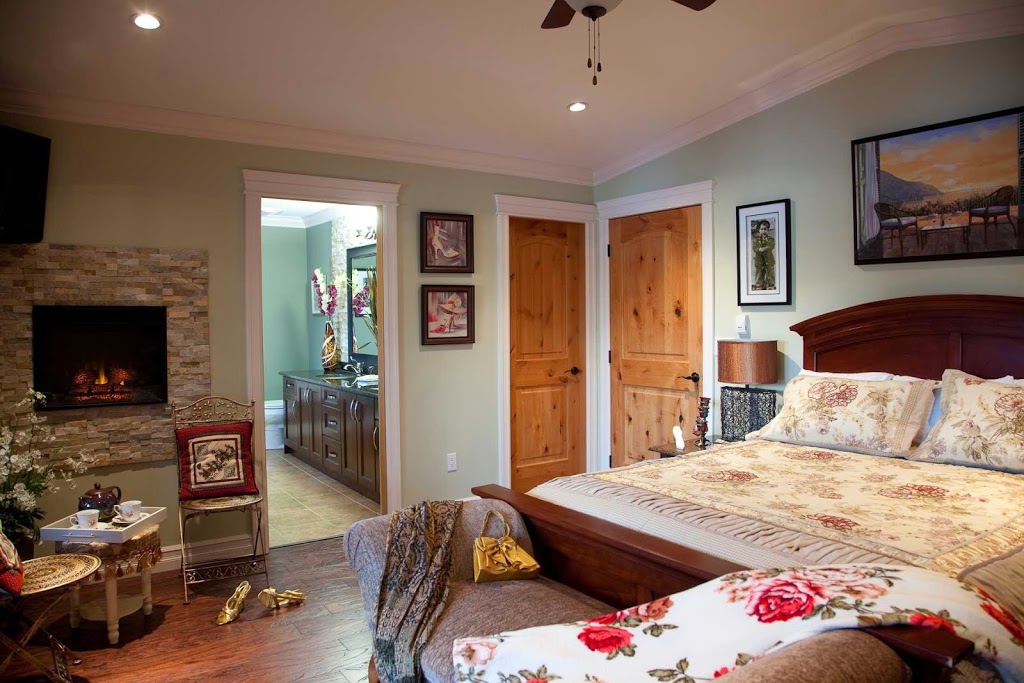 Sunshine coast waterfront vacation rental | 7477 Sechelt Inlet Rd, Sechelt, BC V0N 3A4, Canada | Phone: (604) 793-5121