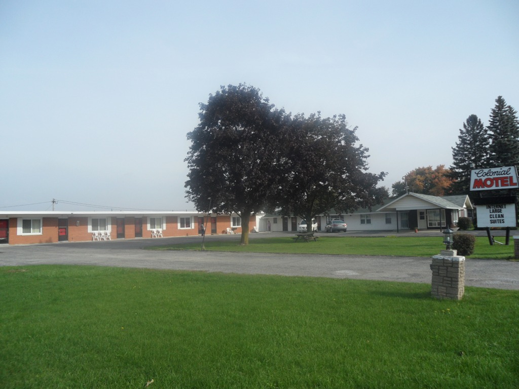Colonial Motel | 717 Grand Ave E, Chatham, ON N7L 1X5, Canada | Phone: (519) 352-1680