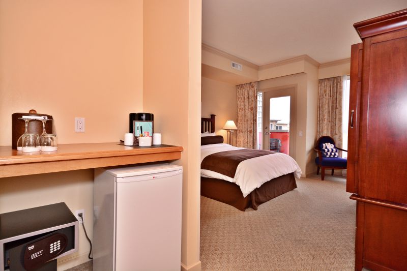 Manteo Resort Waterfront Hotel | 3762 Lakeshore Rd, Kelowna, BC V1W 3L4, Canada | Phone: (250) 860-1031