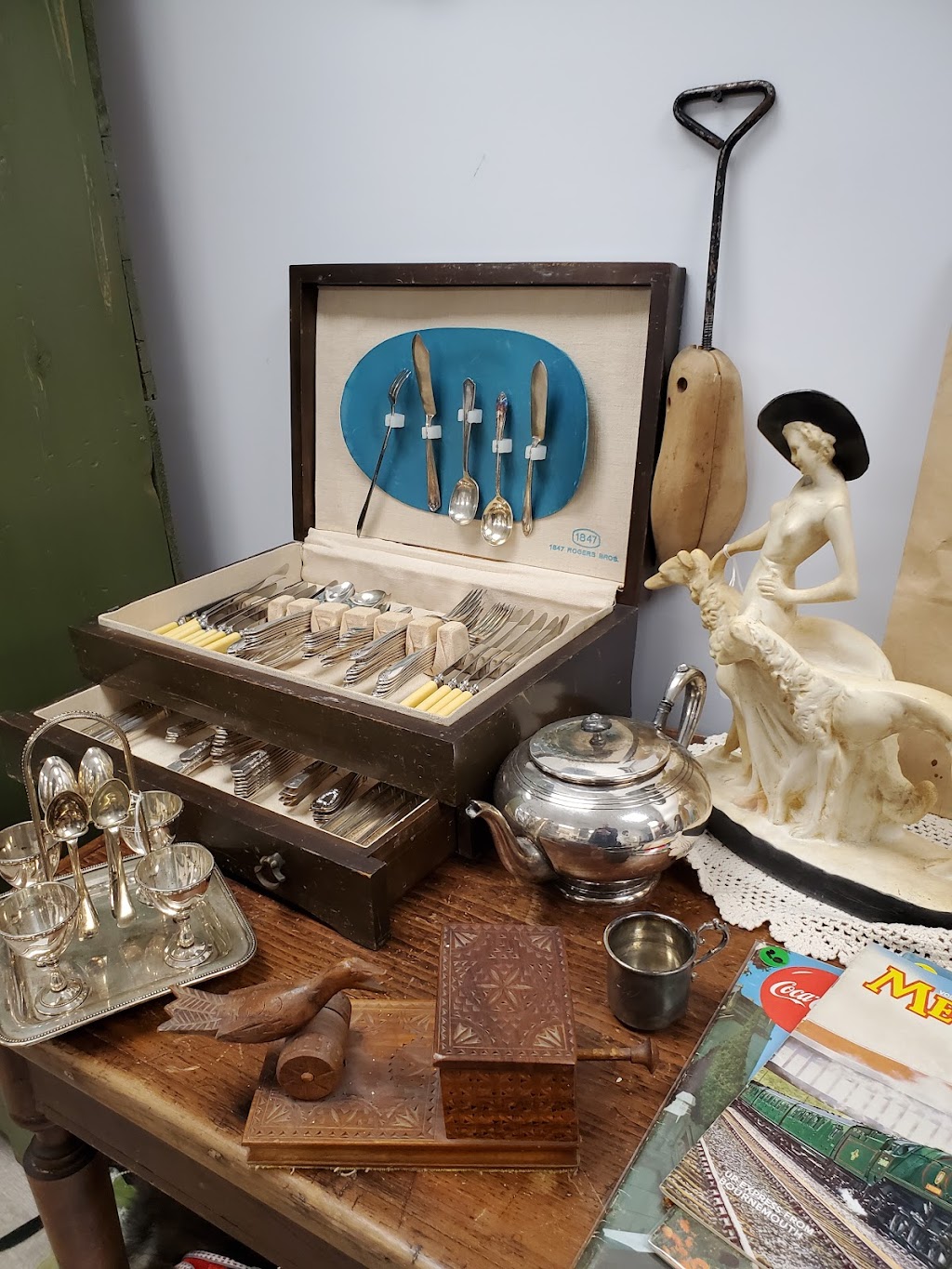 Planete Antiques | 208 Rue Principale, Granby, QC J2G 2V8, Canada | Phone: (514) 591-1521