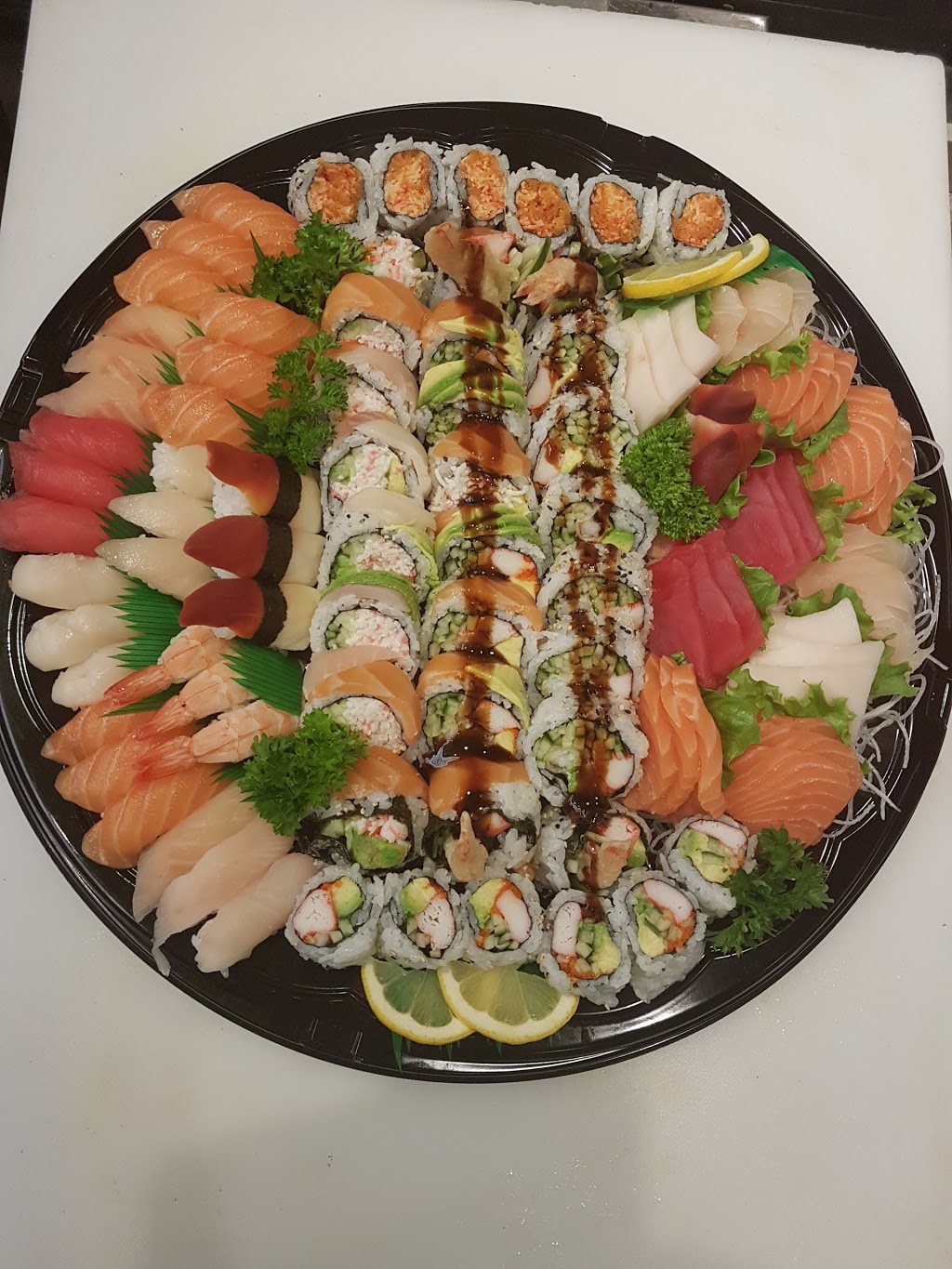 Sushi Maki House | 645 Lakeshore Rd E, Mississauga, ON L5G 1J5, Canada | Phone: (905) 271-0517