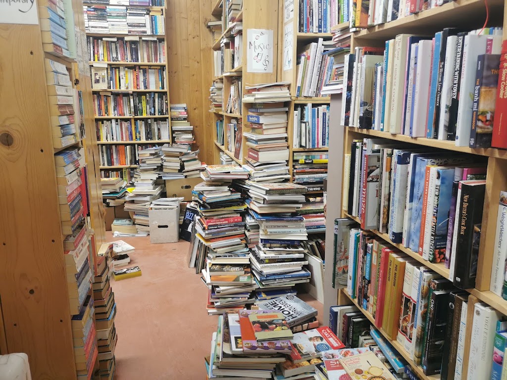 Cozy Corner Books | 2300 Alberni Hwy, Coombs, BC V0R 1M0, Canada | Phone: (250) 586-0222