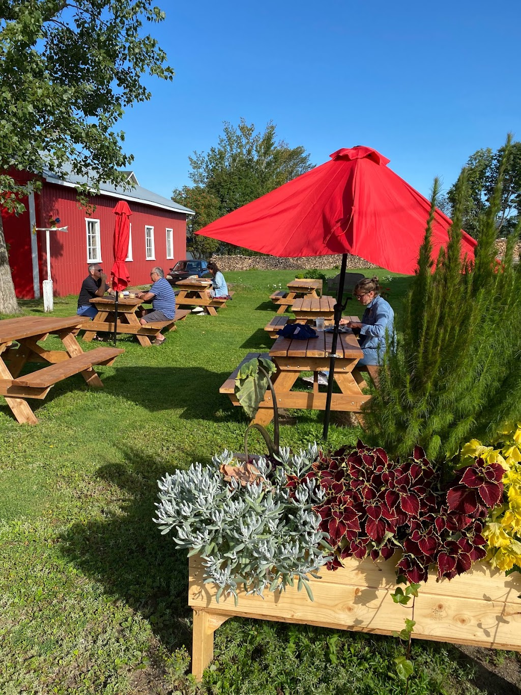 La base de lit - Café de village | 2409 Rte. du Fleuve, Les Éboulements, QC G0A 2M0, Canada | Phone: (418) 998-4726