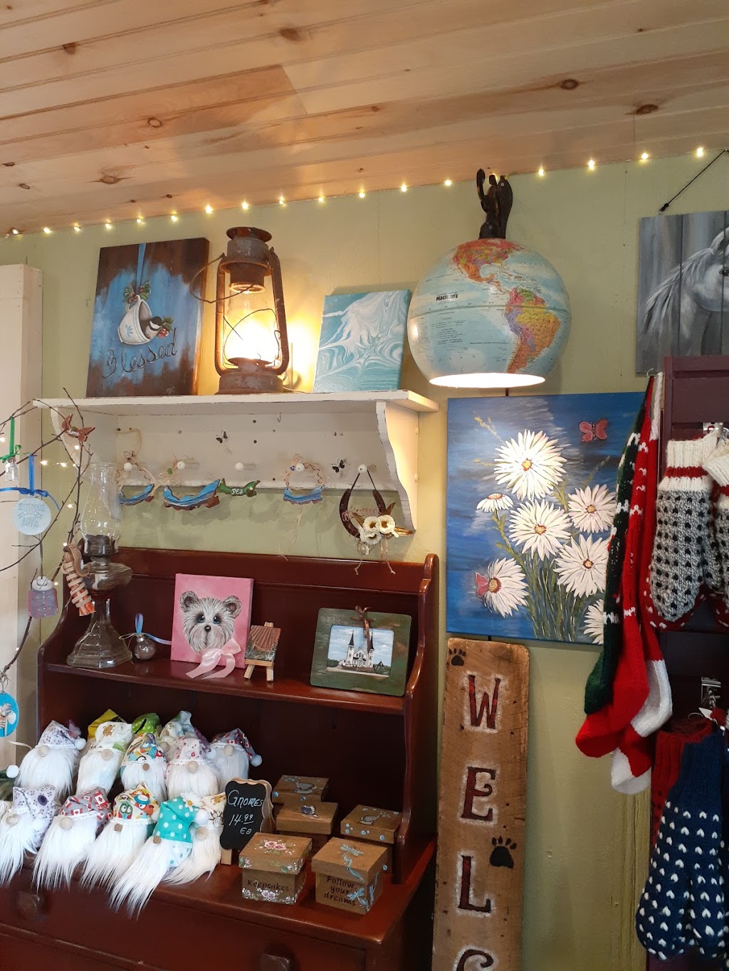 Lilacs and Lanterns | 2535 Winsloe Rd, Oyster Bed, PE C1E 2Z5, Canada | Phone: (902) 218-6574