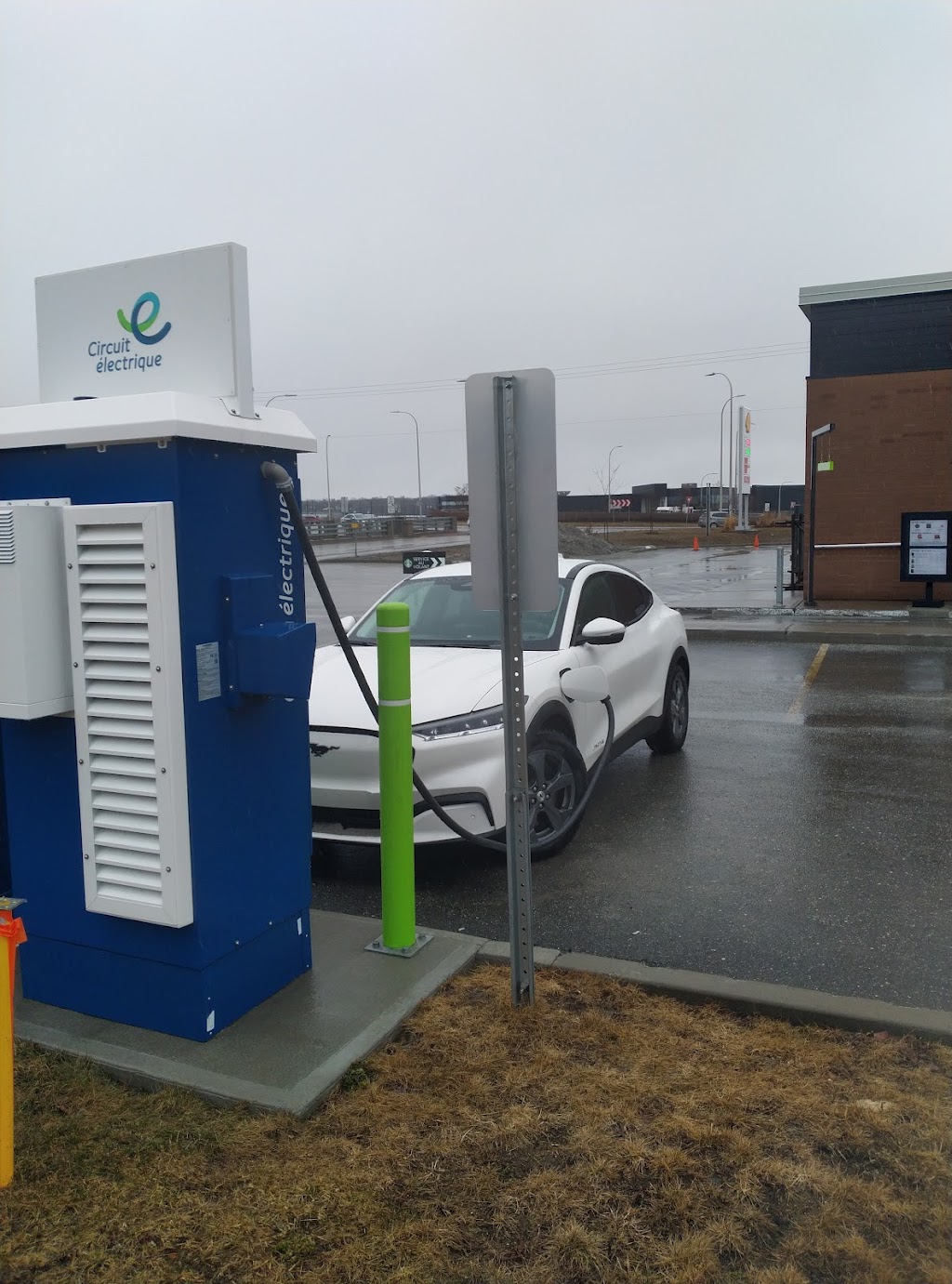 Electric Circuit Charging Station | 4776 Bd Industriel, Sherbrooke, QC J1L 3A3, Canada | Phone: (800) 686-9243