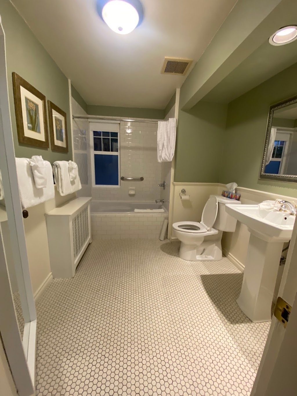 Rosewood Inn | 595 Michigan St, Victoria, BC V8V 1S7, Canada | Phone: (250) 384-6644