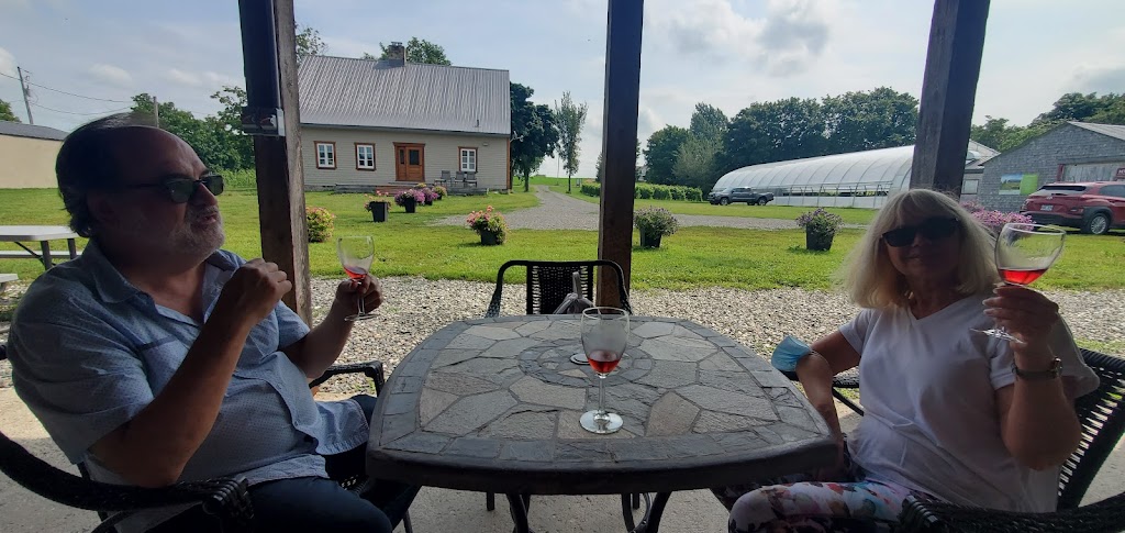 Vignoble Domaine Bel-Chas | 7119 Rang de lHêtrière E, Saint-Charles-de-Bellechasse, QC G0R 2T0, Canada | Phone: (418) 887-1311