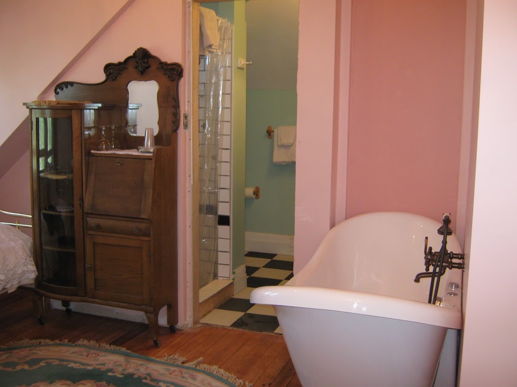 Wakamow Heights Bed & Breakfast | 690 Aldersgate St, Moose Jaw, SK S6H 6A4, Canada | Phone: (306) 693-9963