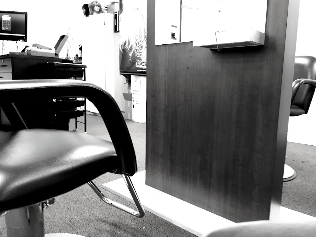 Centre Capillaire Clic Coiffure | 2495 Boul Saint-Martin Est Local 13, Laval, QC H7E 4X6, Canada | Phone: (450) 662-0242