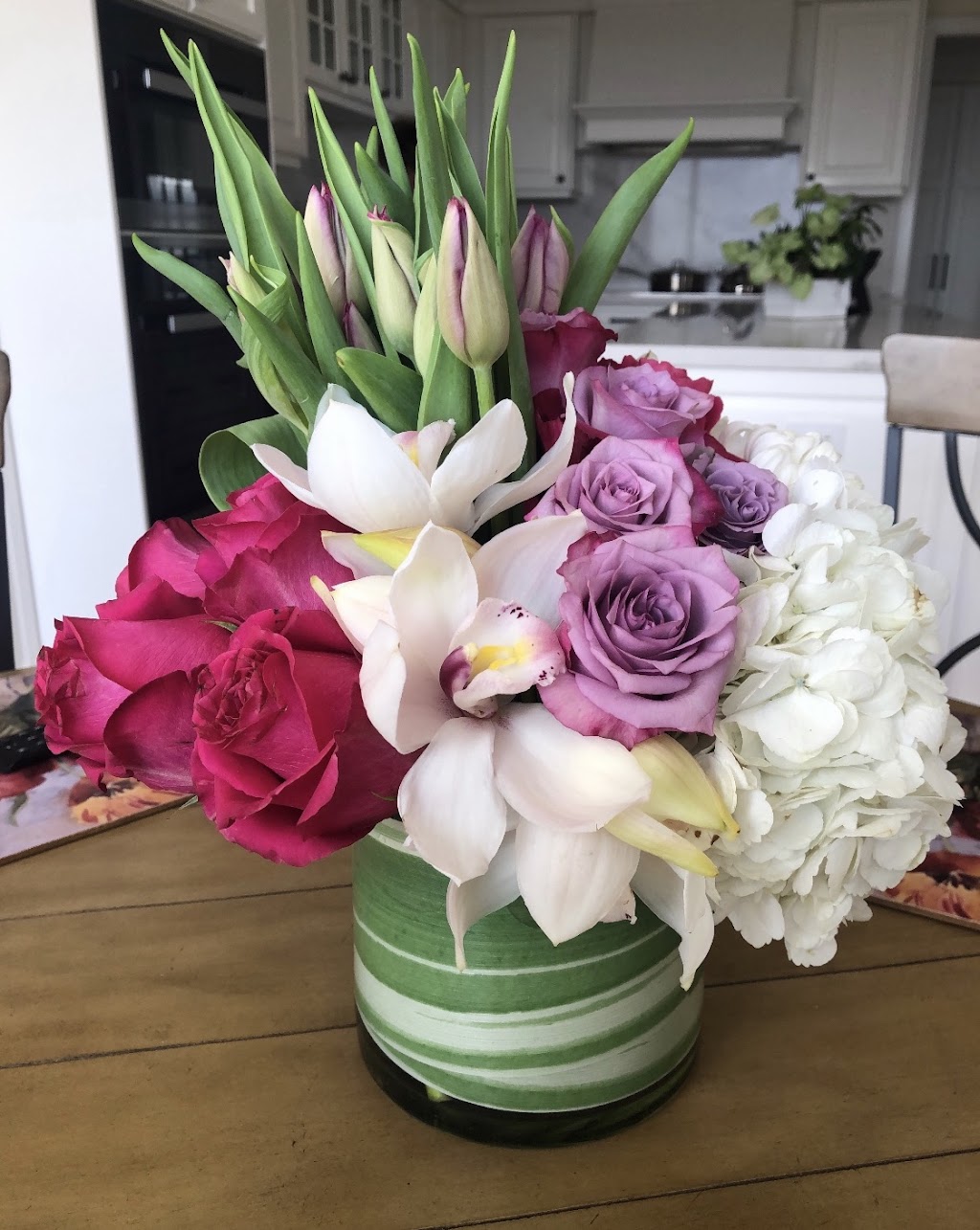 Euro Flowers Mississauga | 119 Lakeshore Rd W UNIT #104, Mississauga, ON L5H 1E9, Canada | Phone: (905) 891-1589