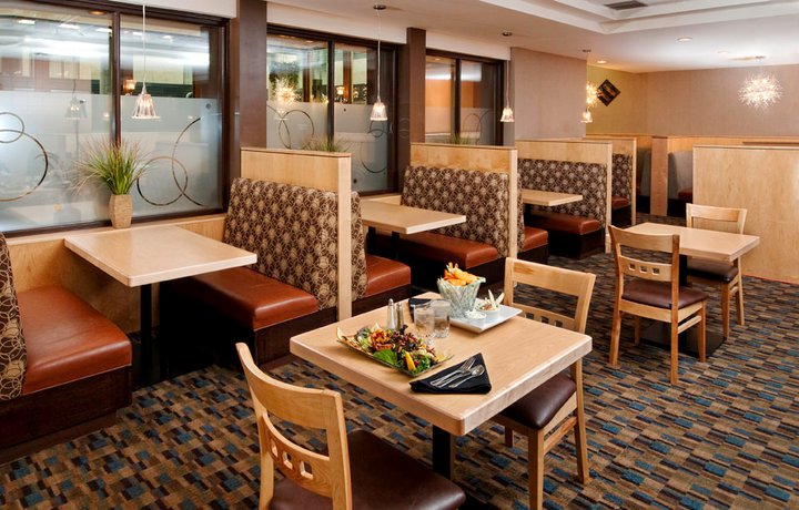 Fixins Homestyle Eatery | 106 Circle Drive W, Saskatoon, SK S7L 4L6, Canada | Phone: (306) 978-6506