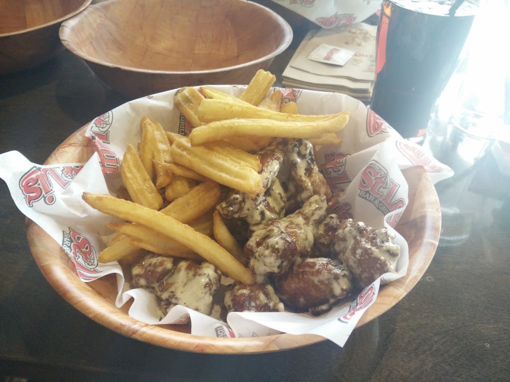 St. Louis Bar & Grill | 301 Queen St S #1, Bolton, ON L7E 2B1, Canada | Phone: (905) 857-6555