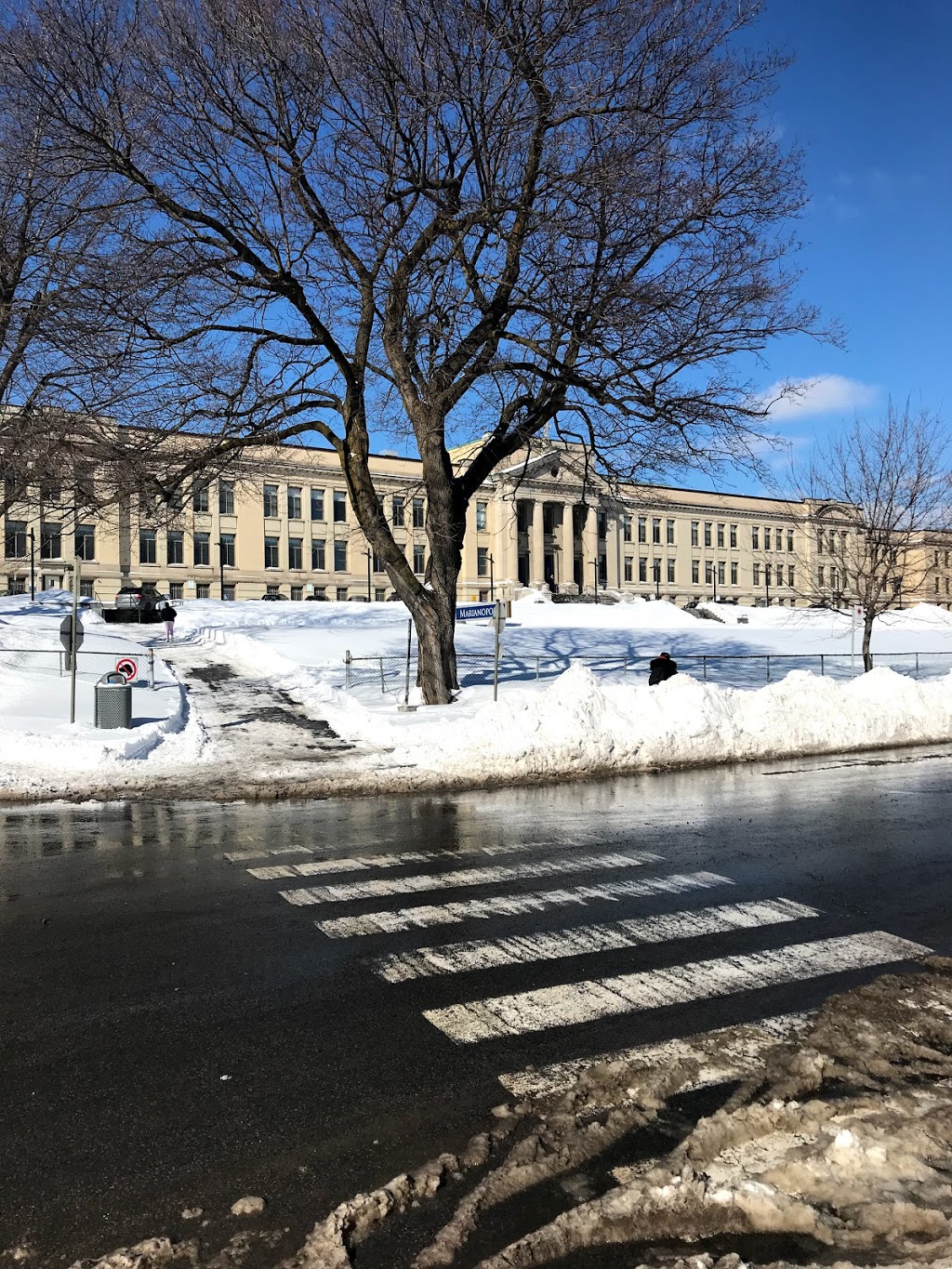 Collège Marianopolis | 4873 Avenue Westmount, Westmount, QC H3Y 1X9, Canada | Phone: (514) 931-8792