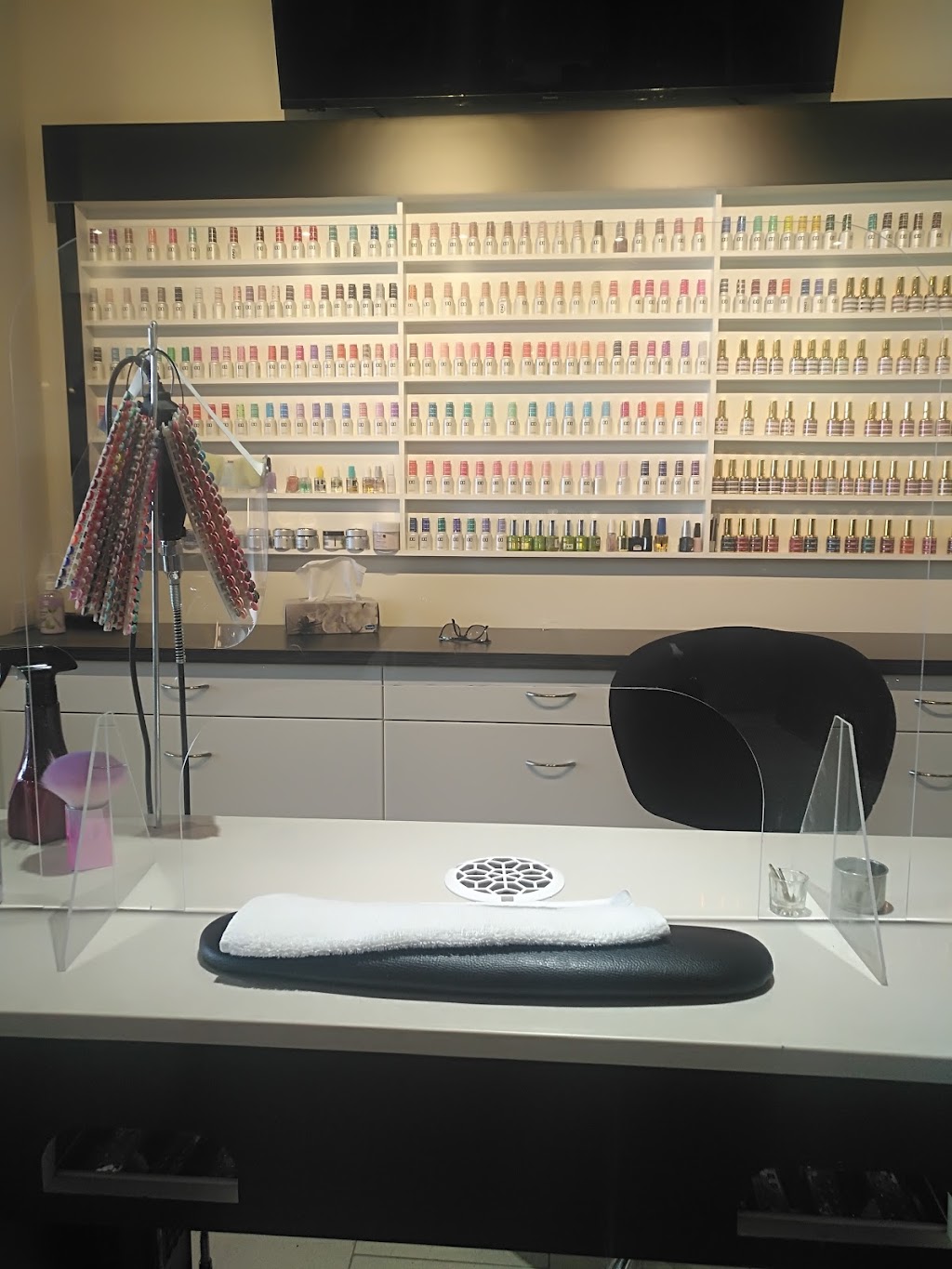 Lotus Noir Ongles SPA Inc. | 2495 Boul Saint-Martin Est Suite 5, Laval, QC H7E 4X6, Canada | Phone: (450) 975-0505