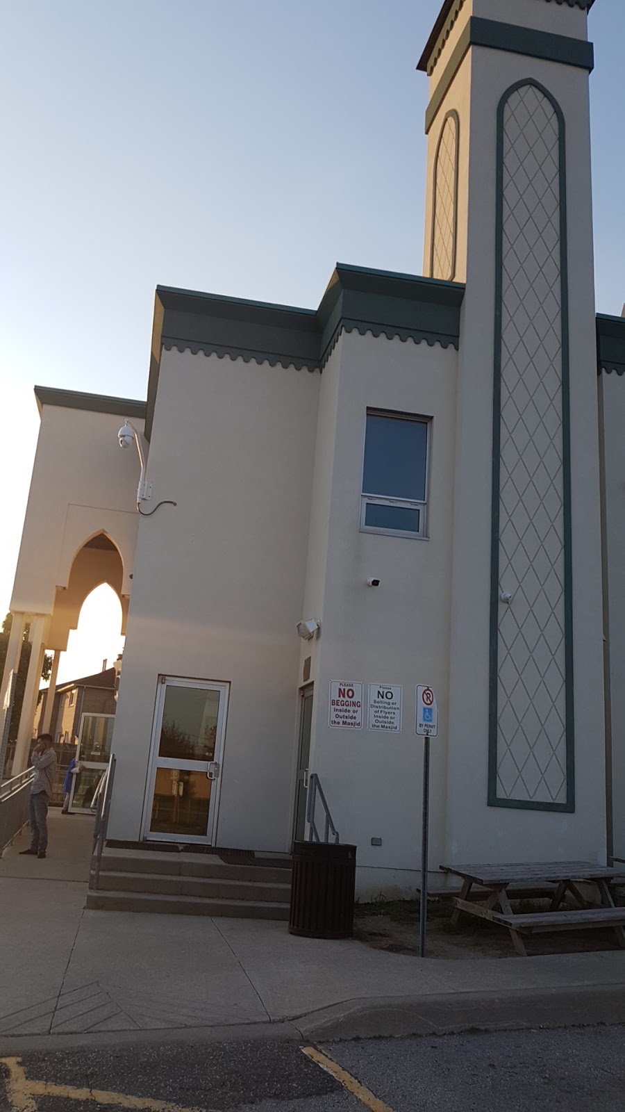 Masjid Farooq | 935 Eglinton Ave W, Mississauga, ON L5V 1R6, Canada | Phone: (905) 858-7586