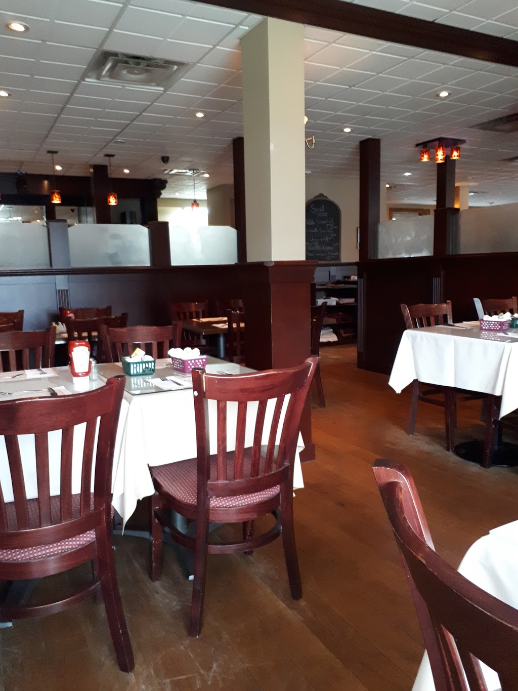 Resto Château St-Césaire | 1011-1015 QC-112, Saint-Césaire, QC J0L 1T0, Canada | Phone: (450) 947-1300