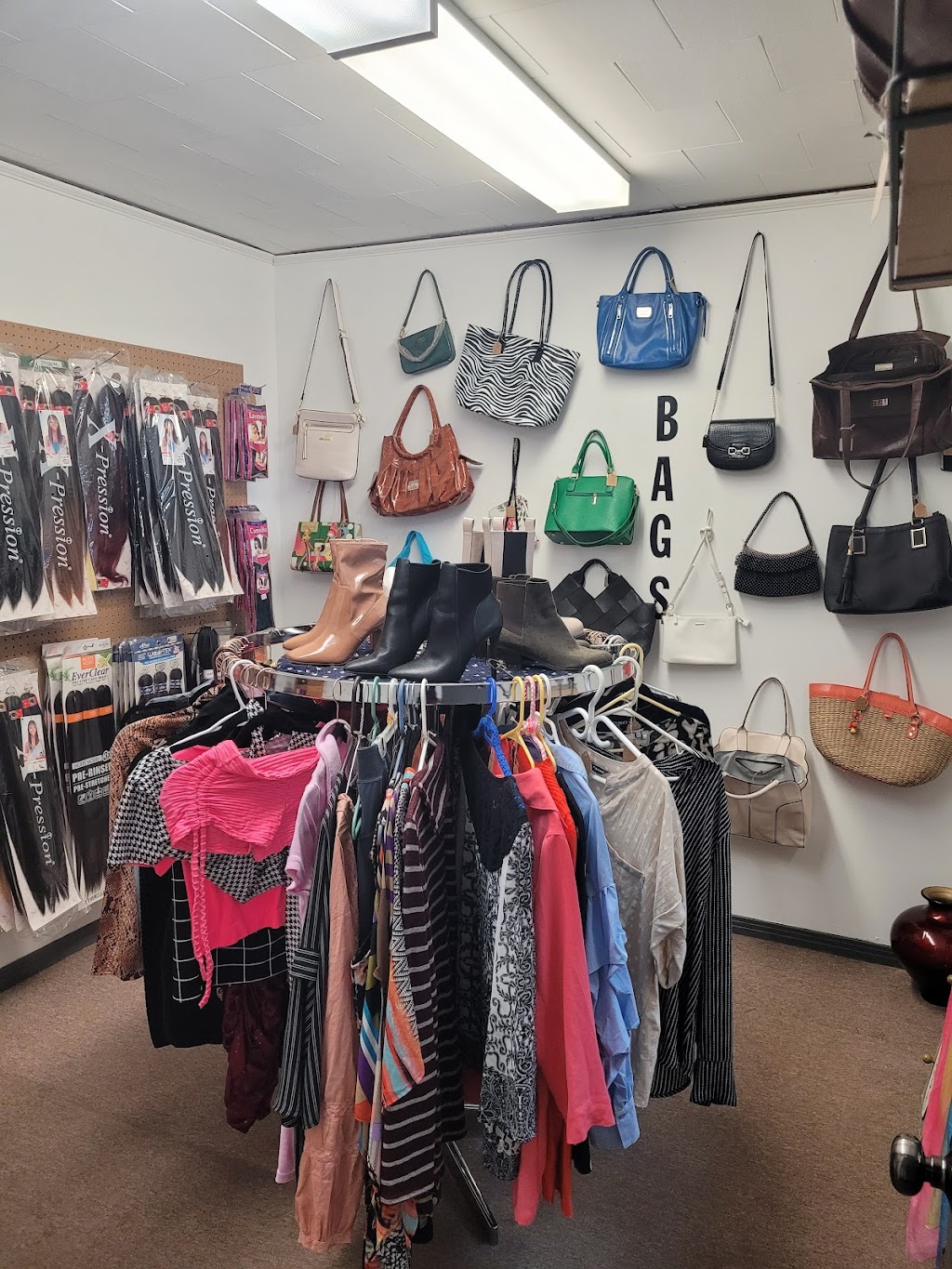 Queens and Kings and Other Things | 197 Water St, Shelburne, NS B0T 1W0, Canada | Phone: (905) 999-2288