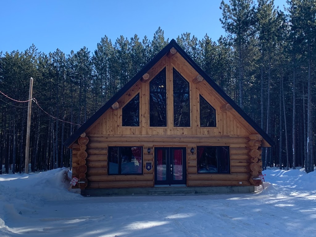 Chalet le Couvreur des Bois | 177 Av du Lac-à-la-Perchaude, Saint-Alexis-des-Monts, QC J0K 1V0, Canada | Phone: (819) 470-0586