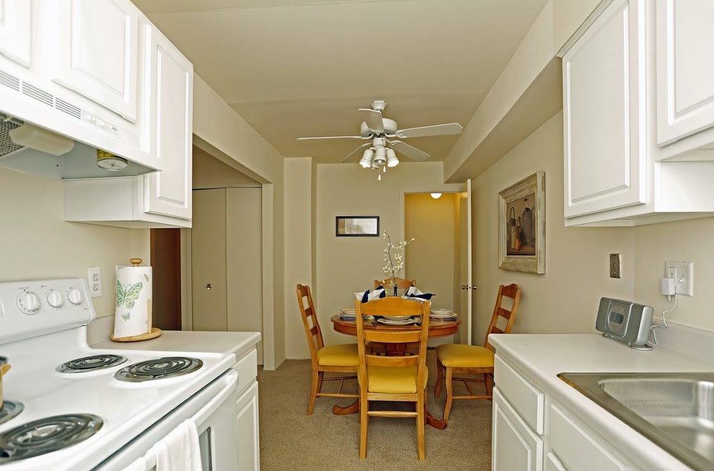 Beachwood Townhomes & Apartments | 38001 Club House Ln, Harrison Charter Township, MI 48045, USA | Phone: (586) 468-1111