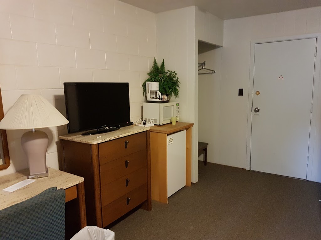 Mohawk Motel | 335 Sauble St E, Massey, ON P0P 1P0, Canada | Phone: (705) 865-2722