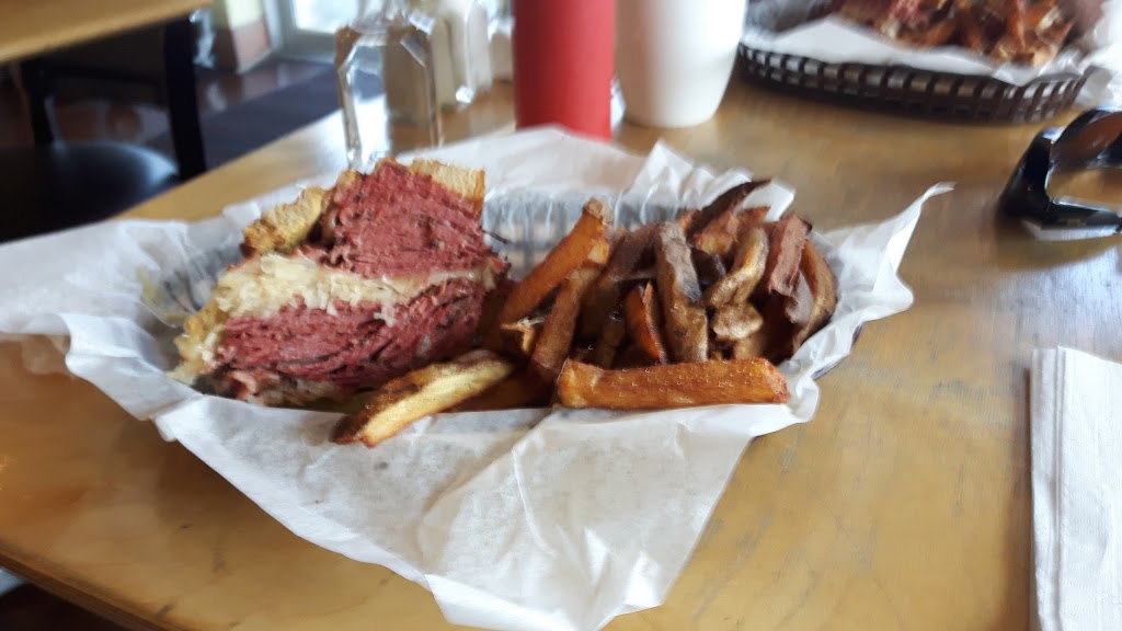 Estrellas Montreal Deli | 5932 200 St, Langley City, BC V3A 1N3, Canada | Phone: (604) 539-9988