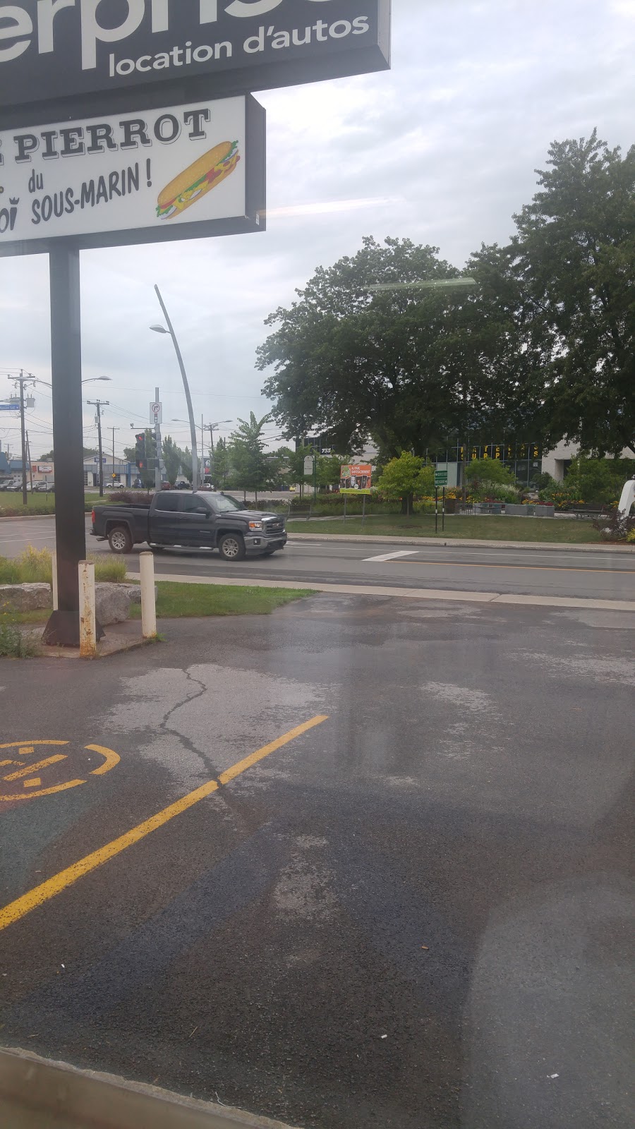 Chez Pierrot Le Roi Soumarin | 450 Boulevard des Seigneurs, Terrebonne, QC J6W 1T3, Canada | Phone: (450) 471-7452