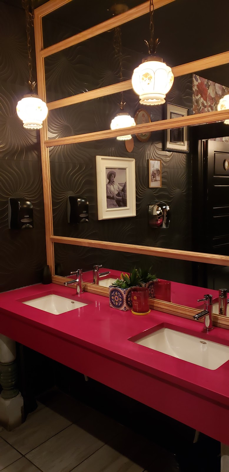Jack Saloon Laval | 1600 Boulevard le Corbusier, Laval, QC H7S 1Y9, Canada | Phone: (450) 505-6050