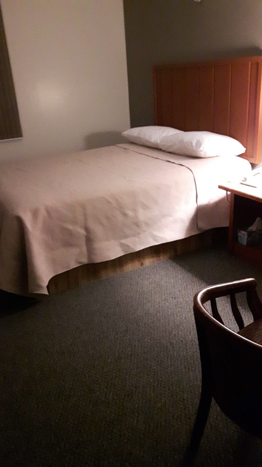 Queen Bee Hotel | 2615 Pembina Hwy, Winnipeg, MB R3T 2H5, Canada | Phone: (204) 269-4666