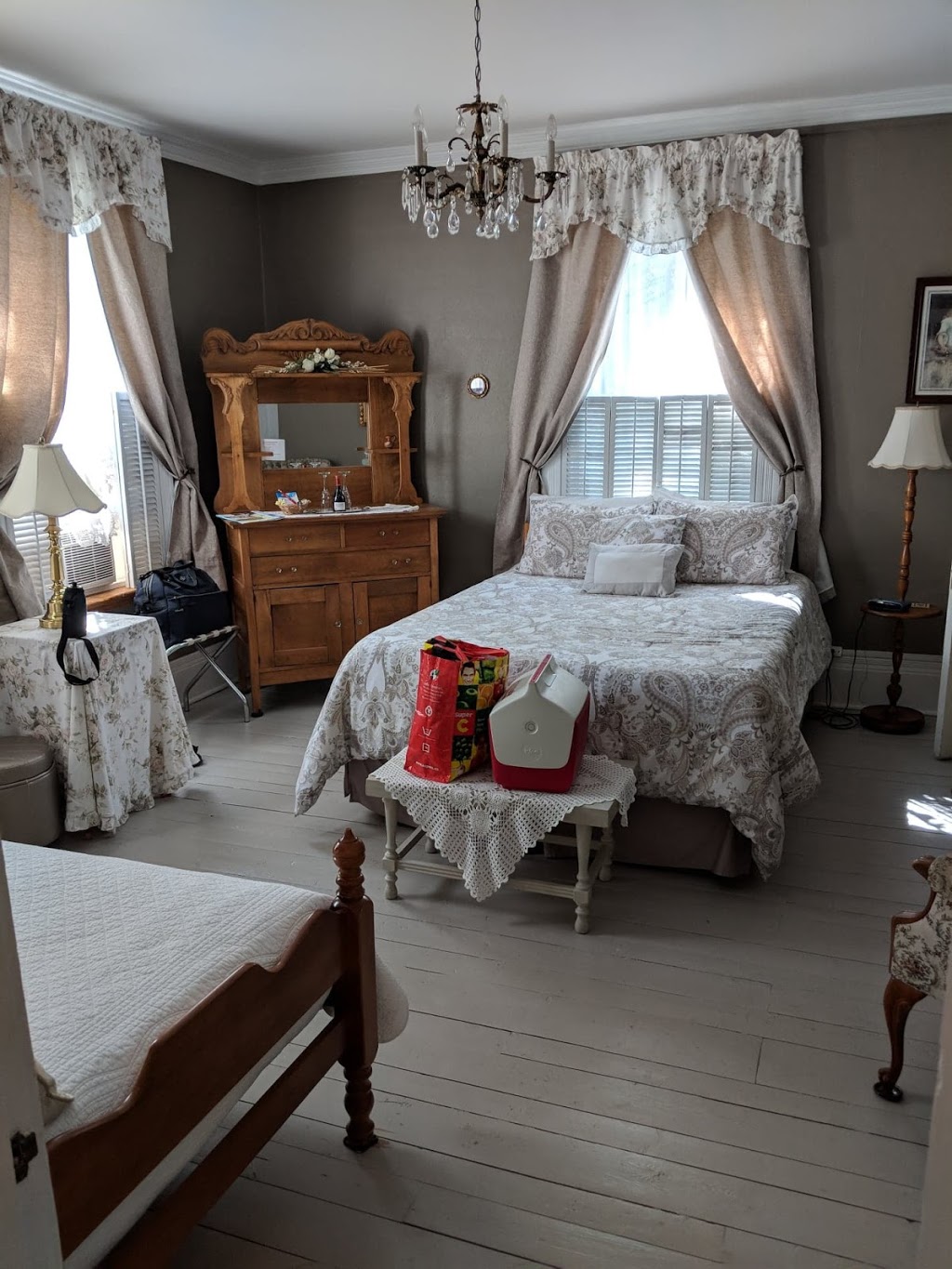 Au Manoir de Levis B&B | 473 Rue Saint-Joseph, Lévis, QC G6V 1G9, Canada | Phone: (418) 833-6233