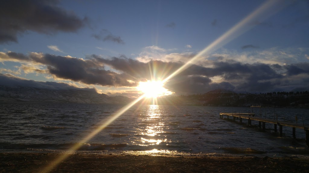 At The Beach Bed and Breakfast | 1904 McDougall St, Kelowna, BC V1Y 1A2, Canada | Phone: (250) 470-9493
