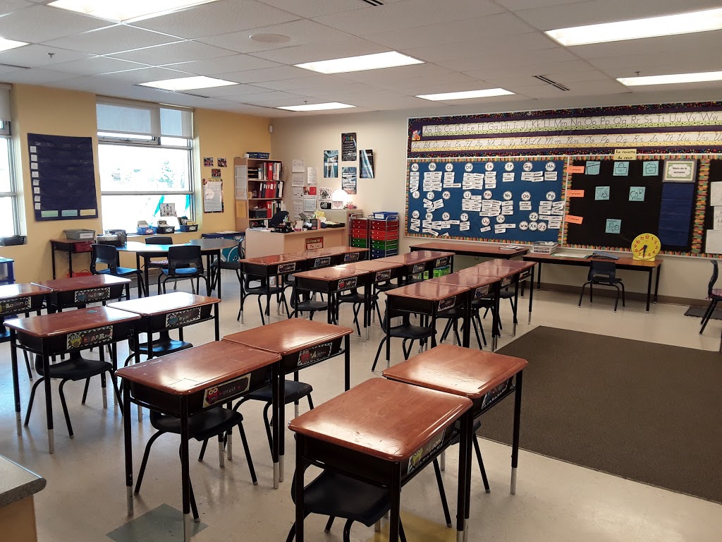 École élémentaire catholique Sainte-Kateri | 2450 River Mist Rd, New Barrhaven, ON K2J 5W5, Canada | Phone: (613) 741-6754