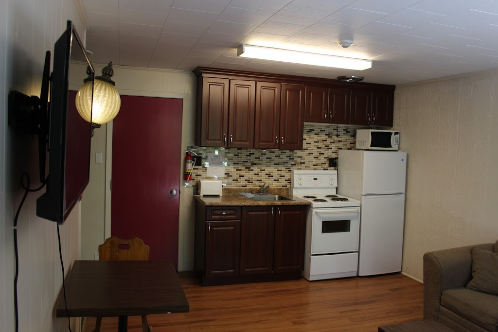 Sauble Lodge Motor Inn | 213 2nd Ave N, Sauble Beach, ON N0H 2G0, Canada | Phone: (519) 422-1040