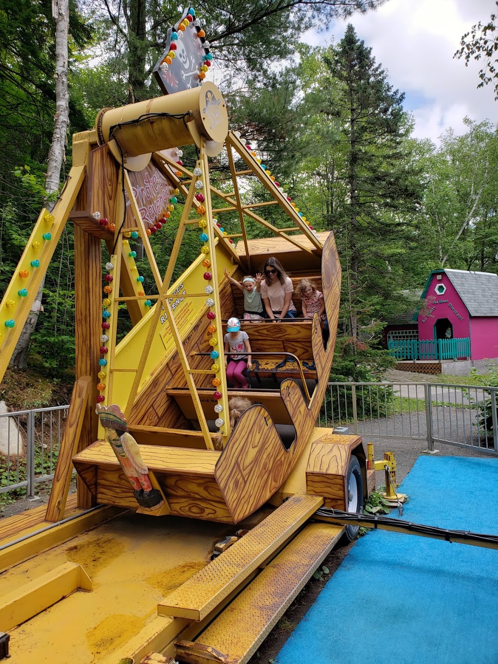 Au Pays Des Merveilles | 3795 Chemin de la Savane, Sainte-Adèle, QC J8B 2H4, Canada | Phone: (450) 229-3141