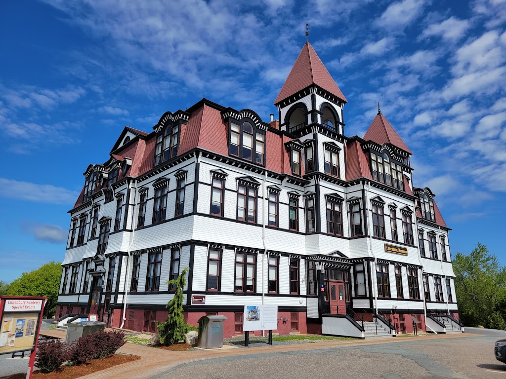 Lunenburg Walking Tours | 97 Kaulbach St, Lunenburg, NS B0J 2C0, Canada | Phone: (902) 521-6867