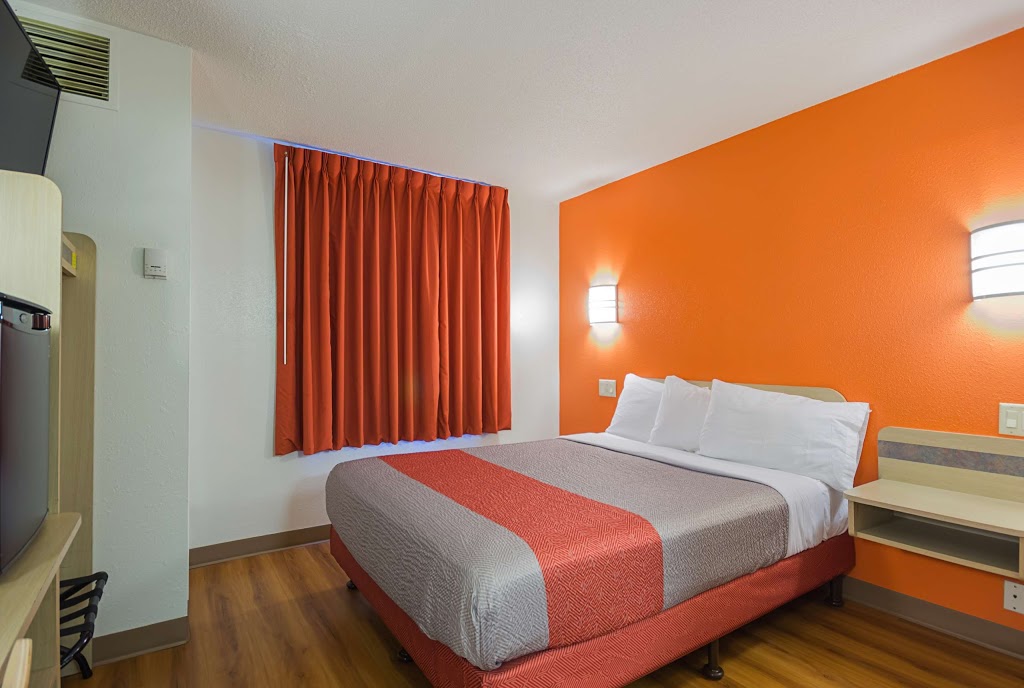 Motel 6 Toronto East - Whitby | 165 Consumers Dr, Whitby, ON L1N 1C4, Canada | Phone: (905) 665-8883