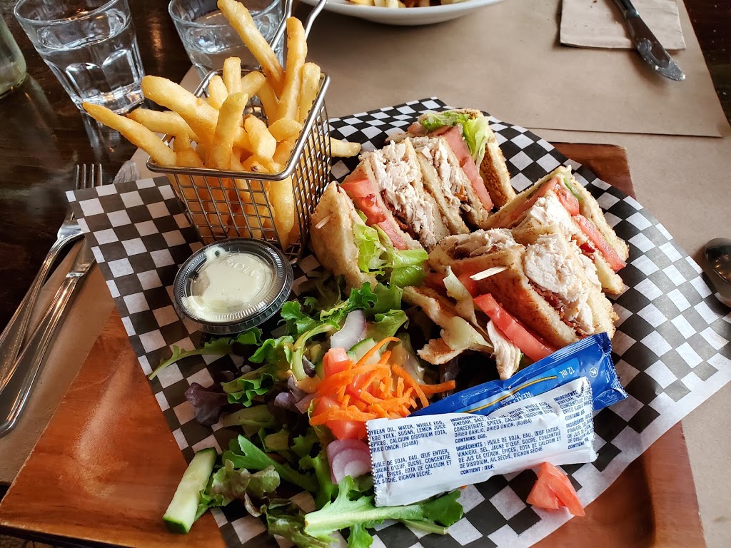 Restaurant Le Renato | 3423 Rue Laval, Lac-Mégantic, QC G6B 1A5, Canada | Phone: (819) 583-5585