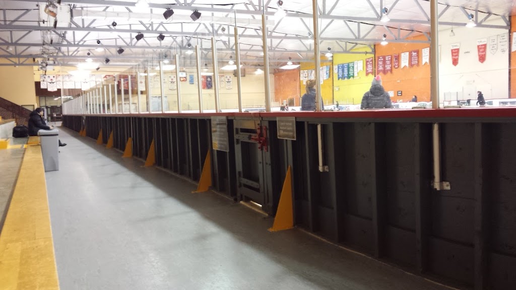 Aréna Samuel Moskovitch Arena | 6985 Chem. Mackle, Côte Saint-Luc, QC H4W 1A5, Canada | Phone: (514) 485-6806