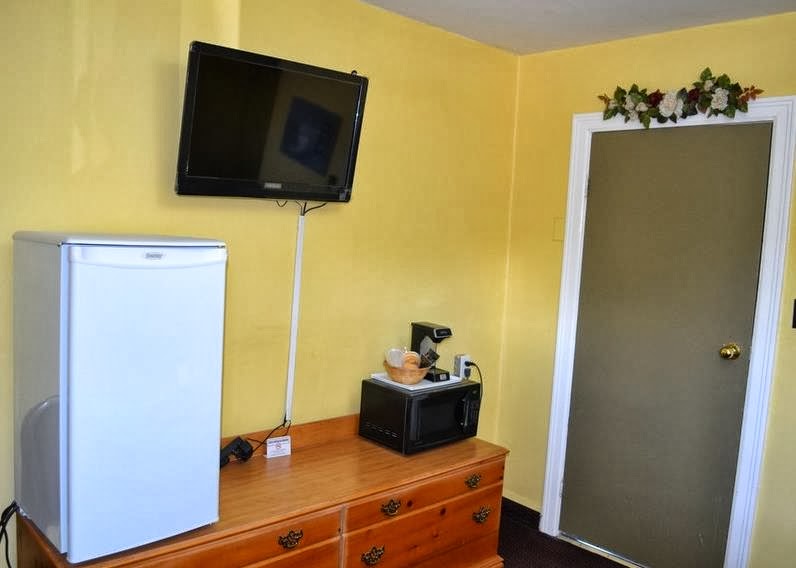 Maples Motel | 107 Neywash St, Orillia, ON L3V 1X6, Canada | Phone: (705) 326-3561