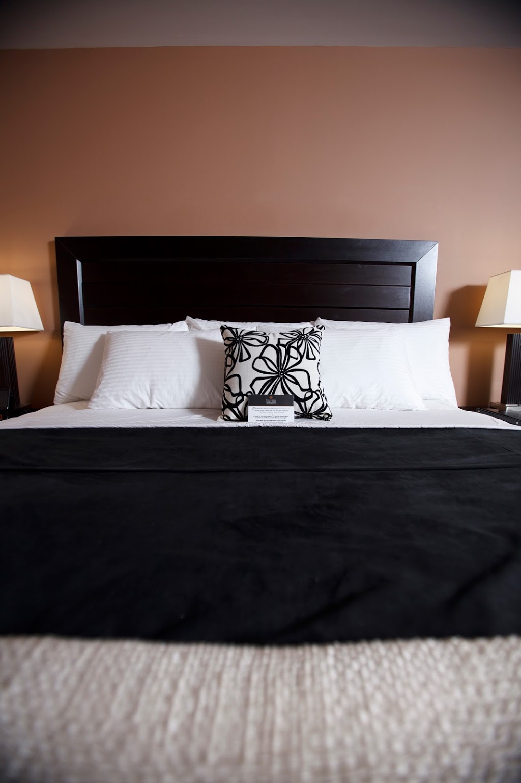 Executive Royal Hotel Edmonton | 10010 178 St NW, Edmonton, AB T5S 1T3, Canada | Phone: (780) 484-6000