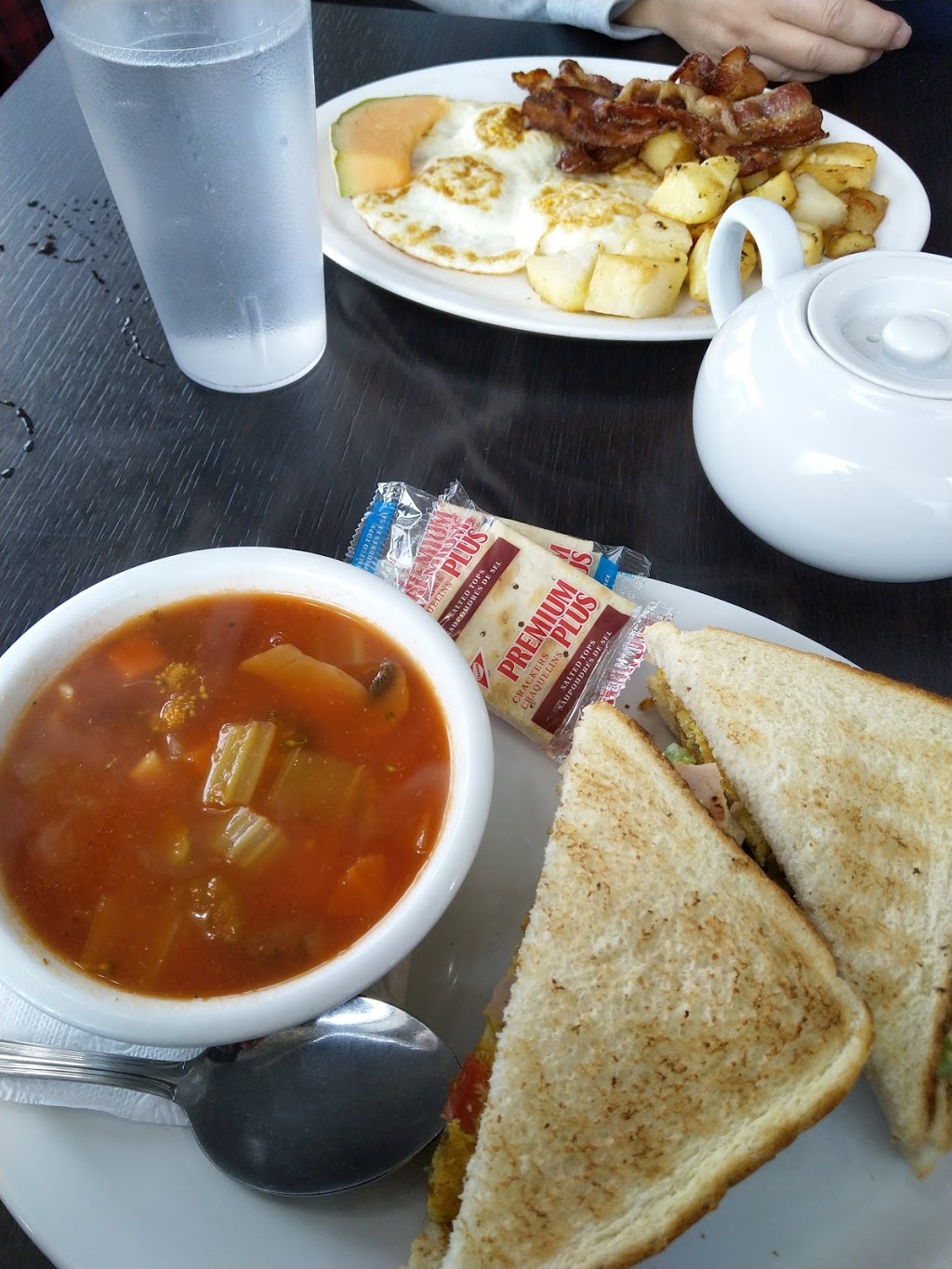 Donnellys | 17915 Leslie St, Newmarket, ON L3Y 3E3, Canada | Phone: (905) 235-5544