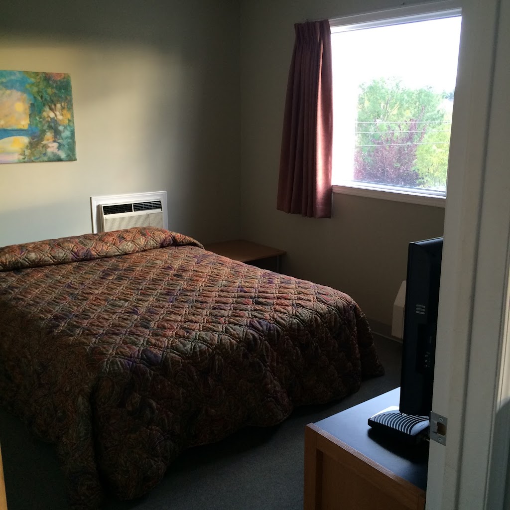 Raccoon Lodge Motel | 4515 Lakeshore Dr, Sylvan Lake, AB T4S 1C3, Canada | Phone: (403) 887-5423