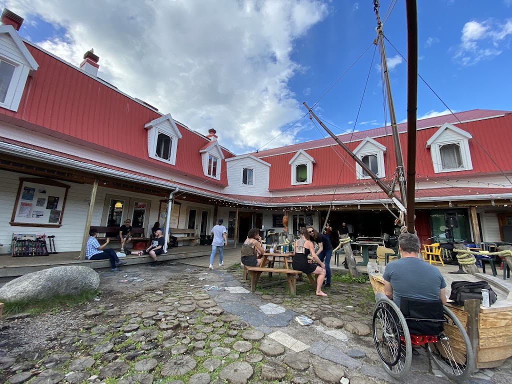Tadoussac Hostel | 158 Rue du Bateau Passeur, Tadoussac, QC G0T 2A0, Canada | Phone: (418) 235-4372