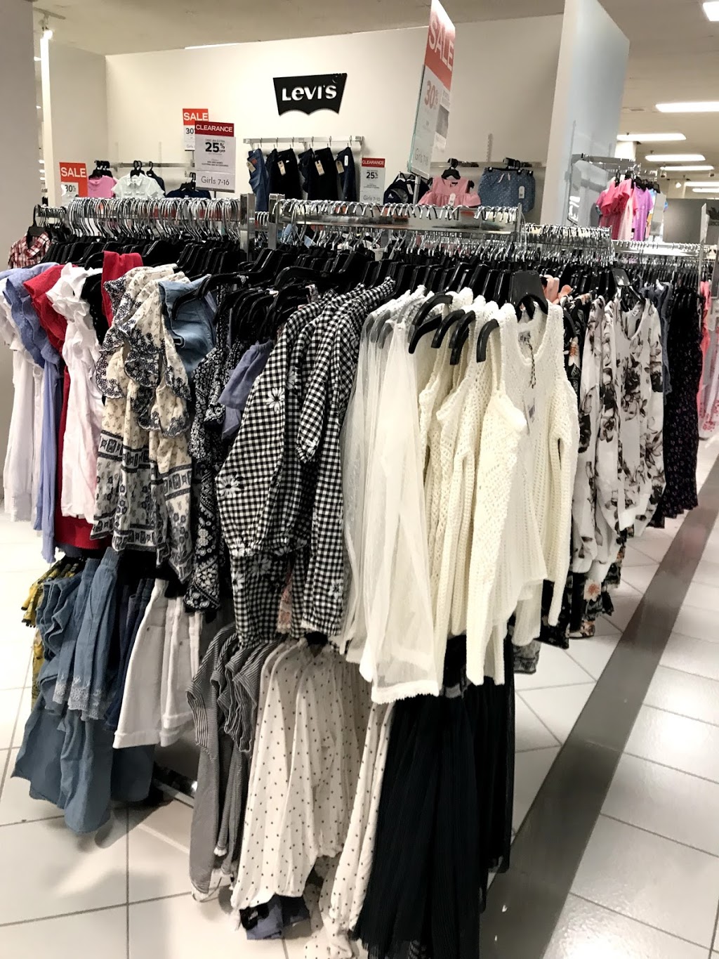 Hudsons Bay | 419 King St W, Oshawa, ON L1J 4X3, Canada | Phone: (905) 571-1211
