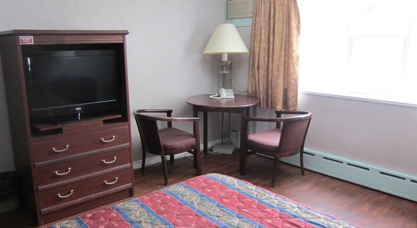 Paris Motel | 665 Montréal Rd, Ottawa, ON K1K 0T1, Canada | Phone: (613) 745-6891