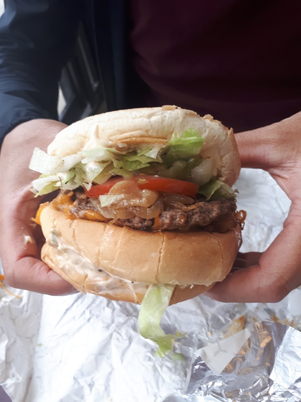 The Bulging Burger | restaurant | 2459 Queen St E, Toronto, ON M4E 1H7, Canada | 4166908466 OR +1 416-690-8466