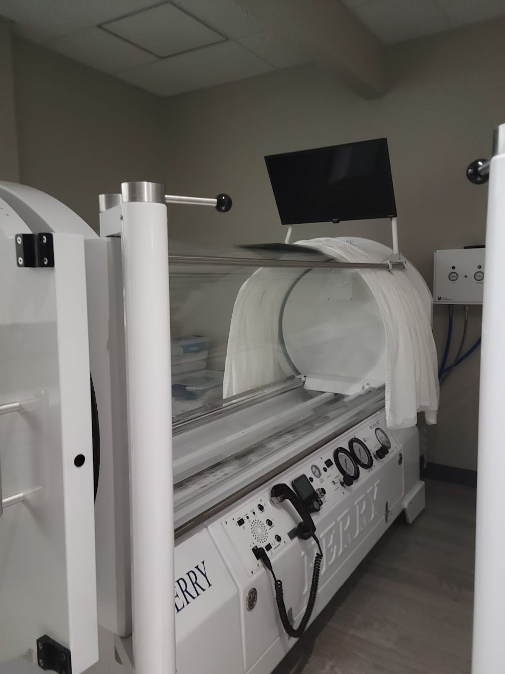 York Hyperbaric Medicine Centre | 17730 Leslie St, Newmarket, ON L3Y 4W4, Canada | Phone: (289) 803-9119
