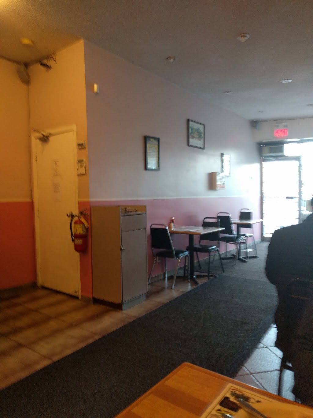 Snappers Paradise Restaurant | 357 Albion Rd, Etobicoke, ON M9W 3P3, Canada | Phone: (416) 740-4405