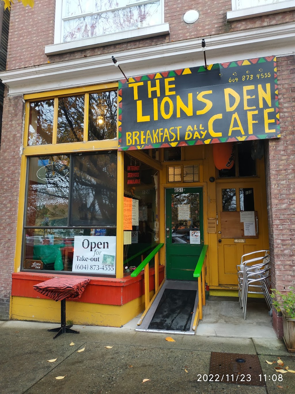 The Lions Den Cafe | 651 E 15th Ave, Vancouver, BC V5T 2R6, Canada | Phone: (604) 873-4555